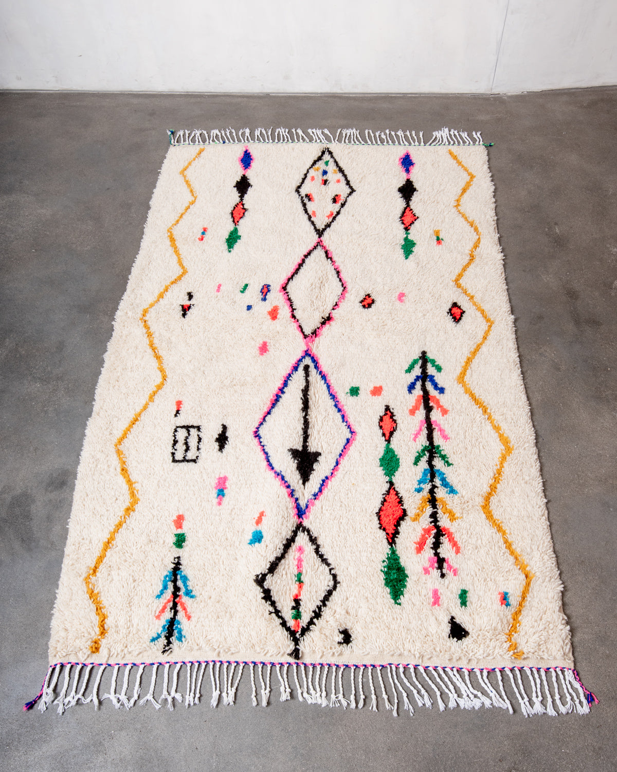 Modern designer handcrafted Berber rug from Morocco. Azilal rug with beautiful colors and patterns. Made of sheep’s wool and colourful cotton.